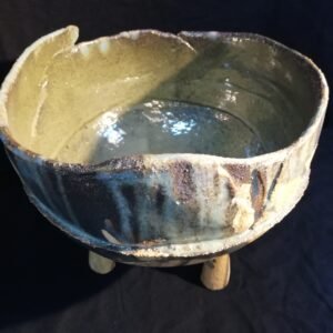 Taça verde azeitona com três pés