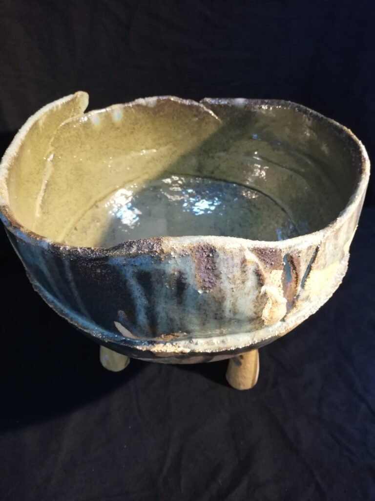 Taça verde azeitona com três pés